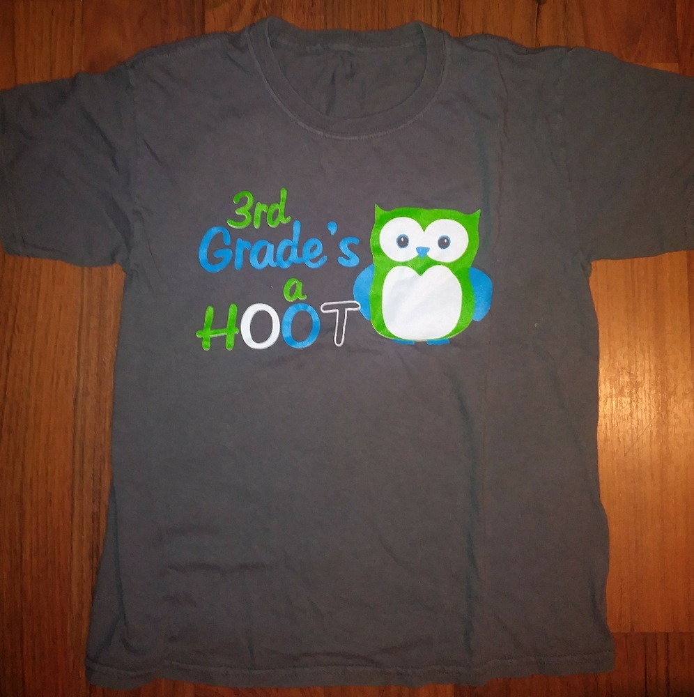 3rd grades a hoot! Boys size M tee shirt